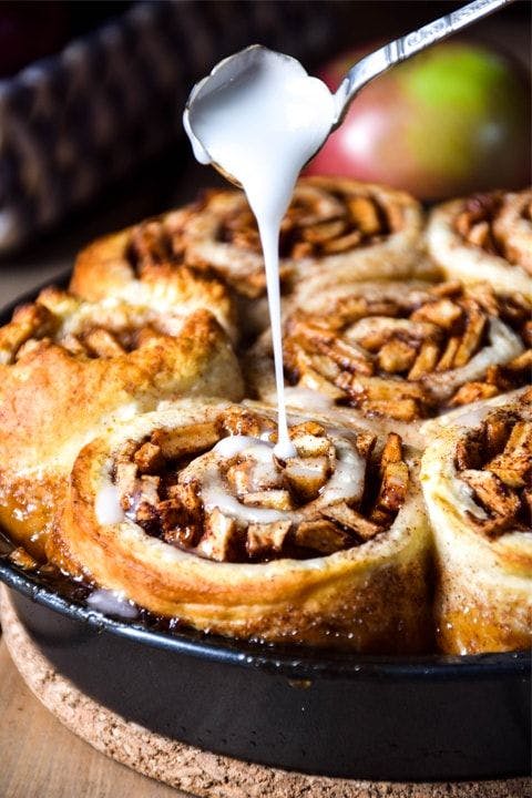 Apple cinnamon buns