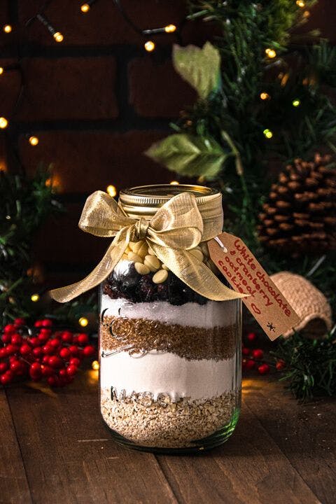 Gift in a jar: cranberry & white chocolate oatmeal cookie mix